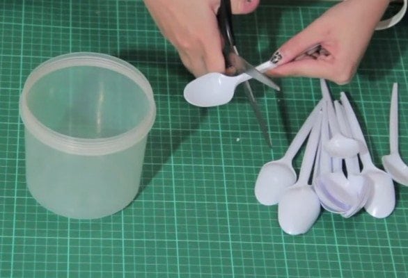 diy lamp from plastic spoons