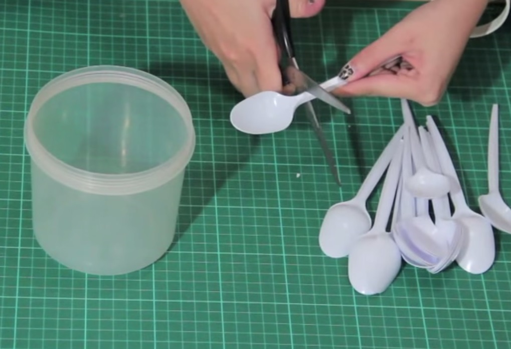 Plastic Spoons DIY Lamp [How To Steps] The Budget Diet