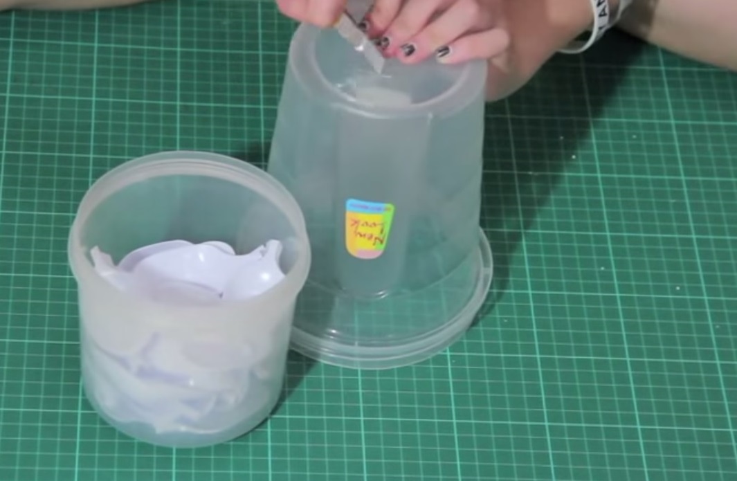 Plastic Spoons DIY Lamp [How To Steps] The Budget Diet