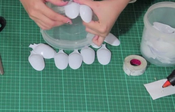 diy lamp from plastic spoons