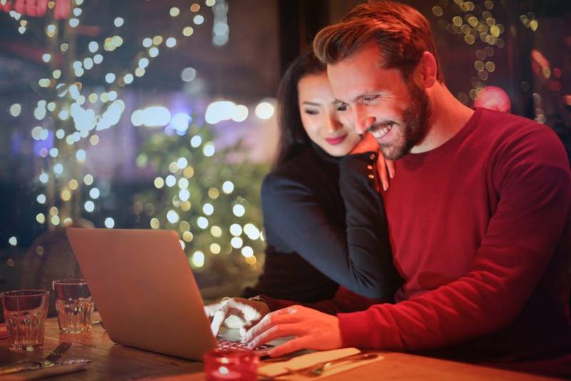 couple-on-laptop